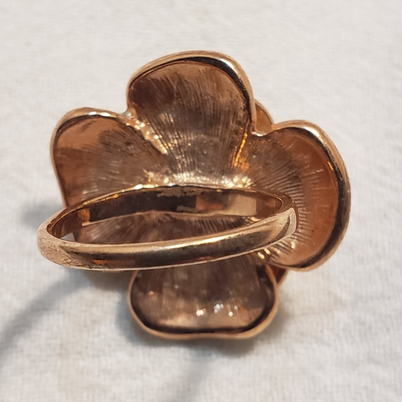 Beautiful enamel floral ring with gold trim and rose gold tone underneath - Picture 6 of 8